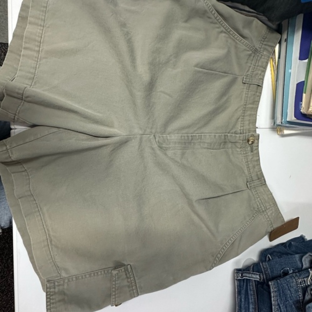 Eddie Bauer women’s Cargo Shorts‎ with Pickets. Size 18